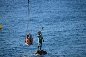 Una grúa de 80 metros trabaja en la reparación del Neptuno en Melenara/TA.